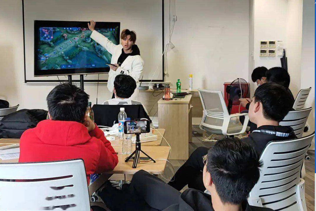 上海东方星光电竞夏令营 解决孩子不爱沟通爱游戏的障碍