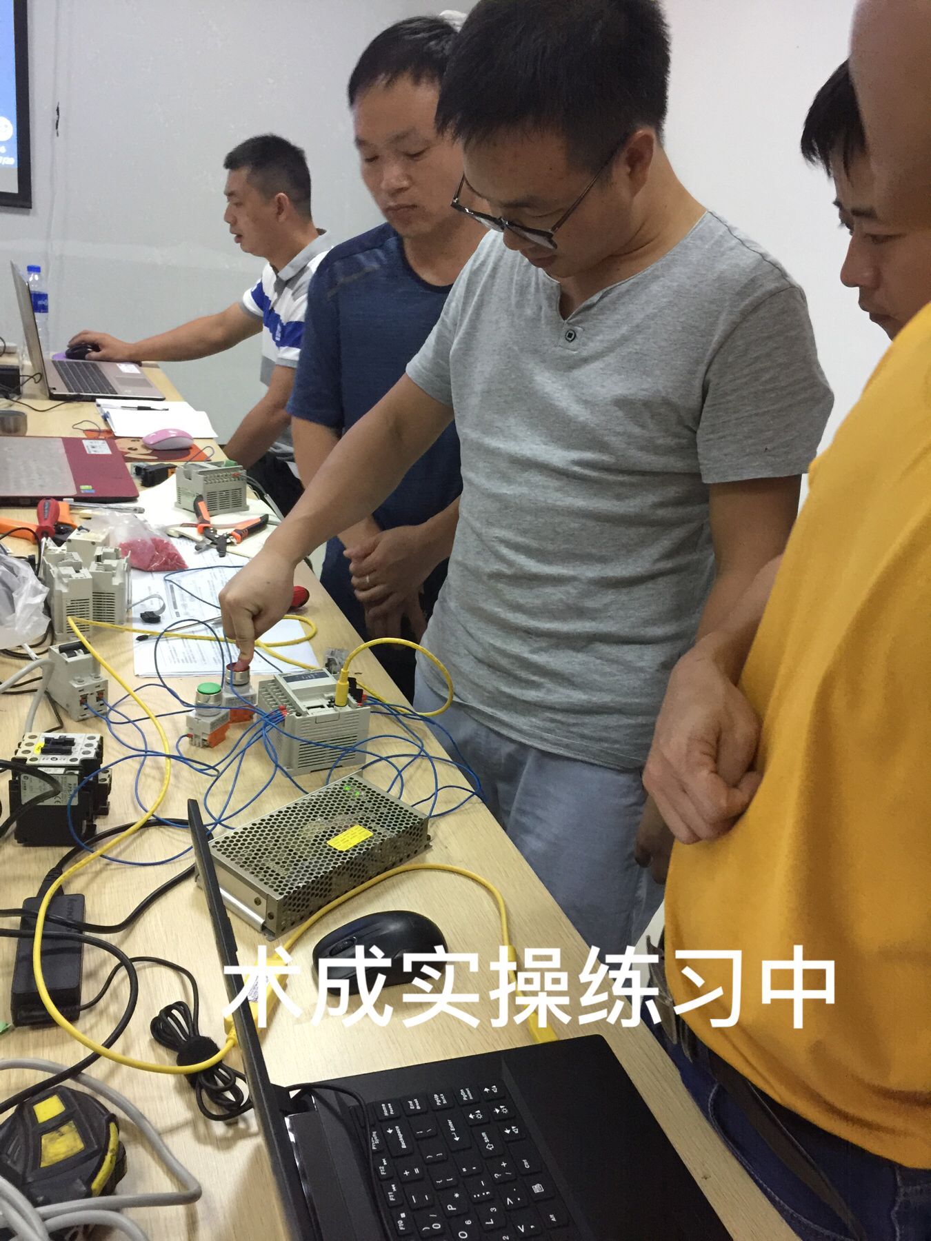 厦门品上简工业技能教育学PLC建议学哪个牌子好呢厦门PLC编程培训图片