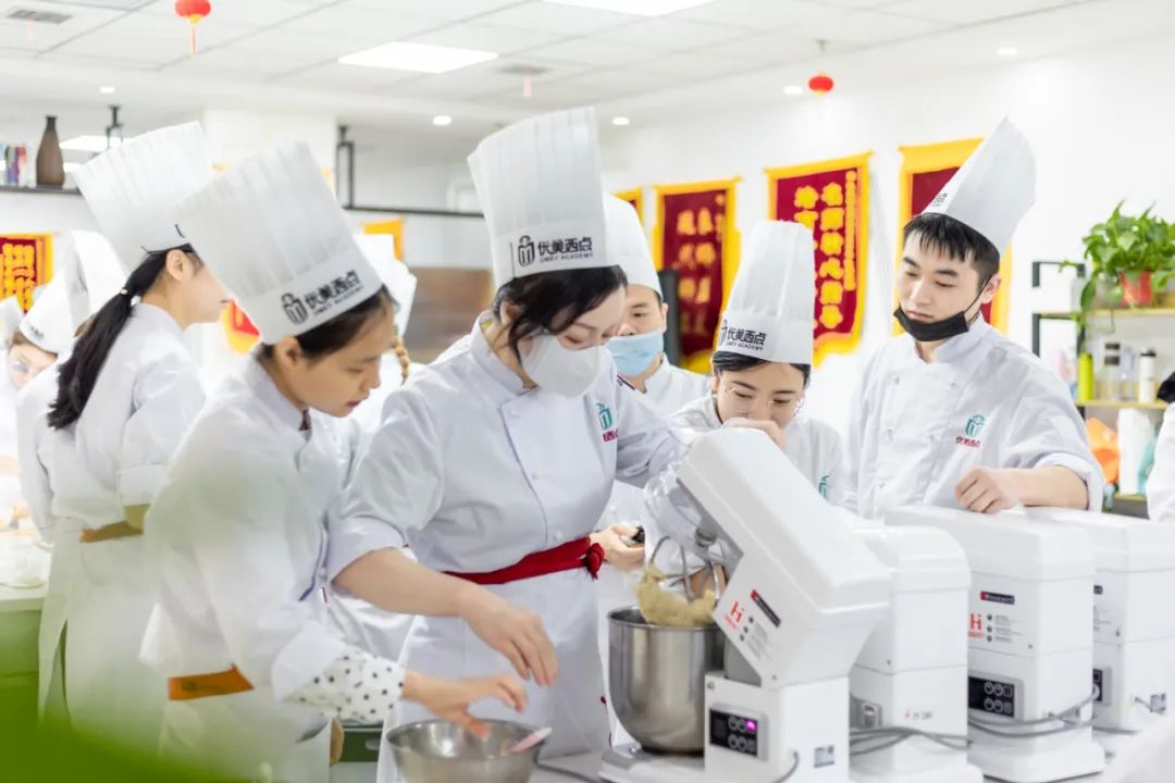 广州烘焙师的工资多少?