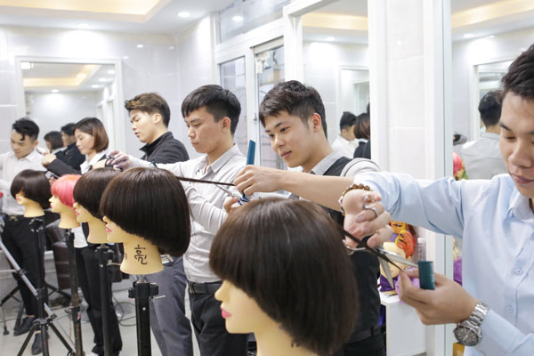 广州菲菲化妆美容美发培训学校广州美发师全科文凭培训课程图片