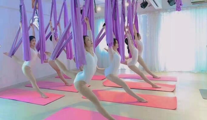 广州瑜曼伊人广州空中瑜伽培训班图片